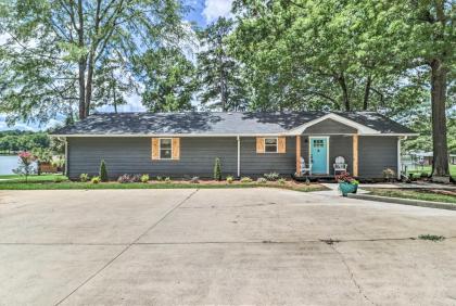 Waterfront Lake Sinclair Home with Boat Dock!