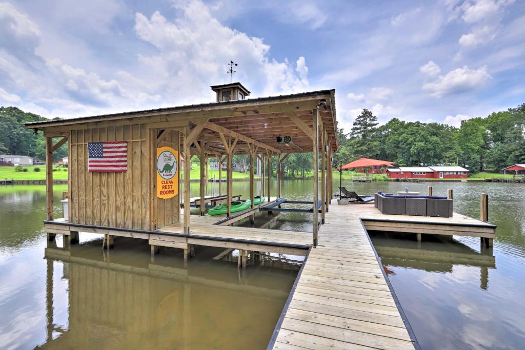 Lake Sinclair House with Lake Access and Kayaks! - main image