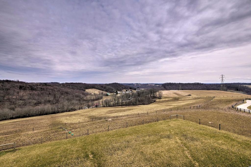 Modern Hideaway with Rooftop Patio and Sweeping Views! - image 4