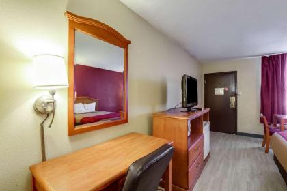 Econo Lodge Millington - image 14