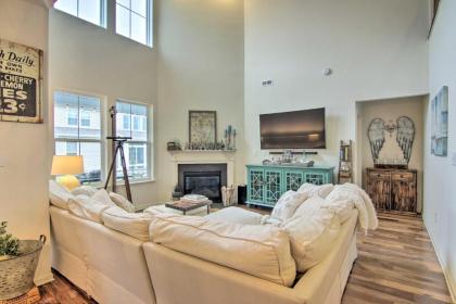 Luxe Townhome with Patio Bus to Bethany Beach