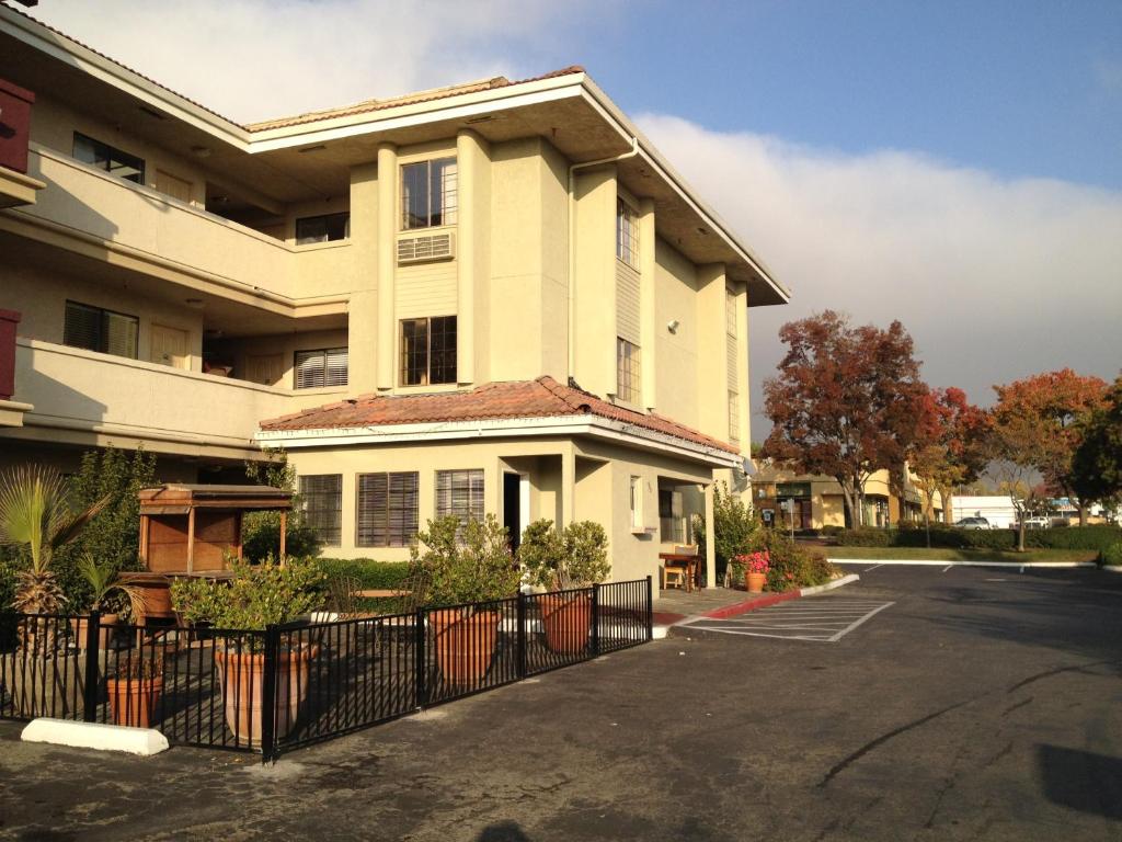 Executive Inn - main image