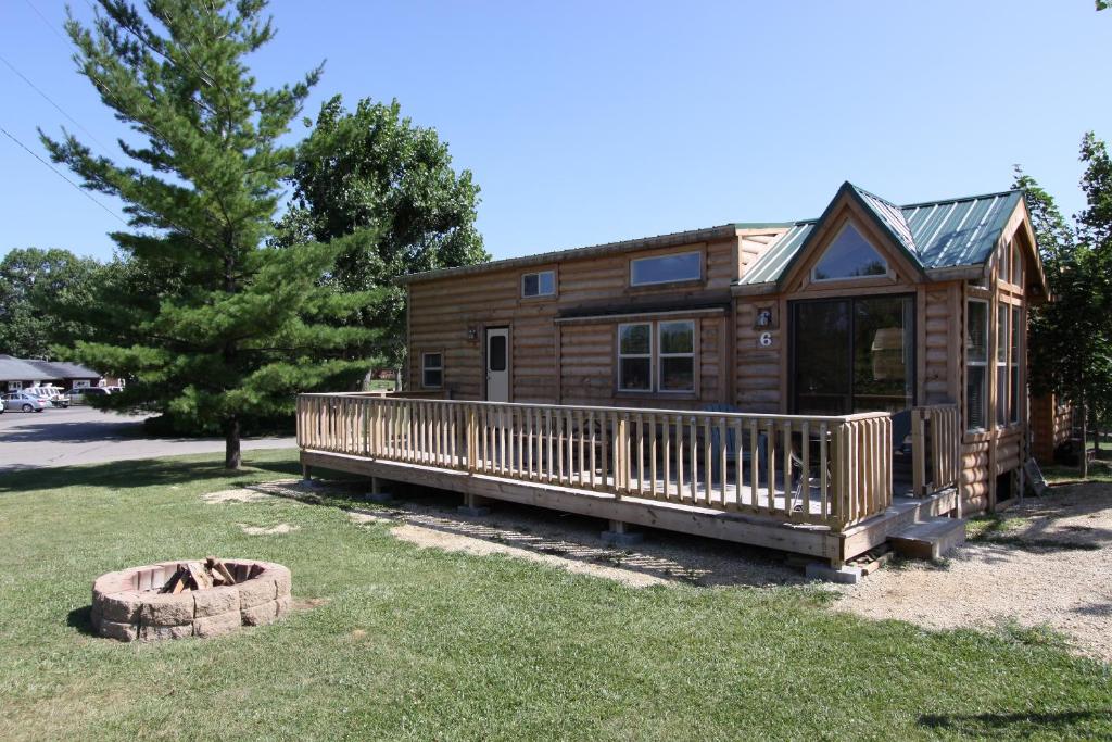 Lakeland RV Campground Deluxe Loft Cabin 11 - main image