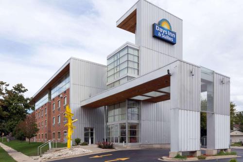 Days Inn & Suites by Wyndham Milwaukee - main image