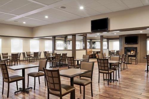 Best Western Plus Milwaukee Airport Hotel & Conference Center - image 3