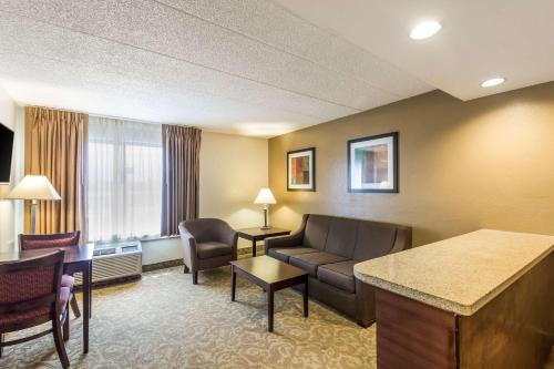 Quality Suites Milwaukee Airport - image 3