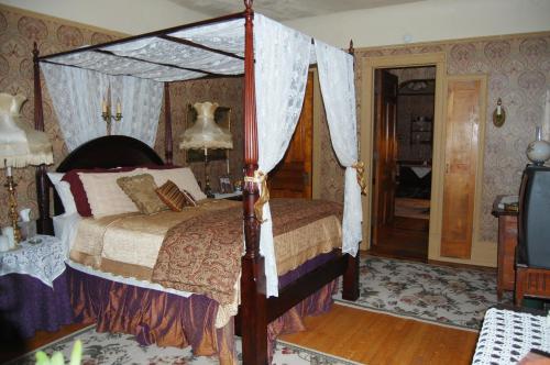 Schuster Mansion Bed & Breakfast - image 5