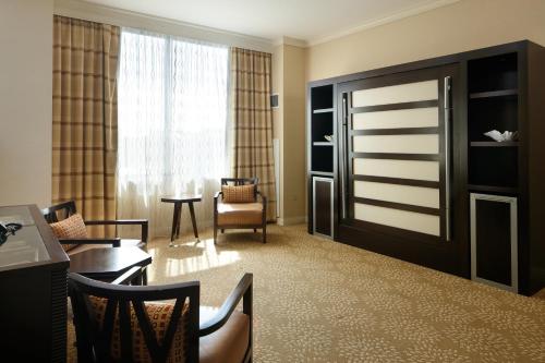 Milwaukee Marriott Downtown - image 3