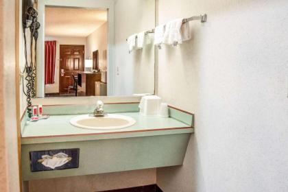 Econo Lodge Southeast Milwaukie - Portland - image 2