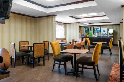 Hampton Inn Parkersburg/Mineral Wells - image 14