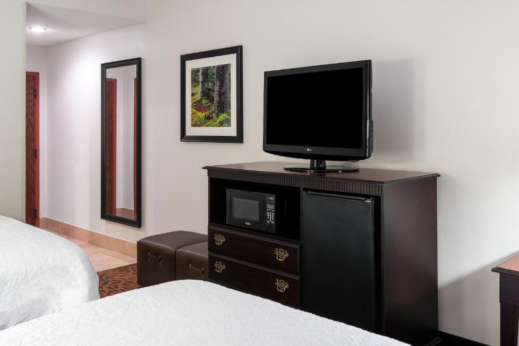 Hampton Inn Parkersburg/Mineral Wells - image 6