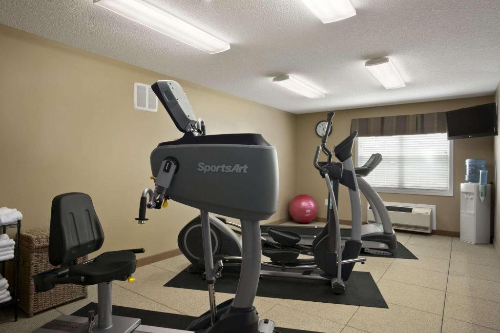 Microtel Inn & Suites By Wyndham Mineral Wells/Parkersburg - image 3