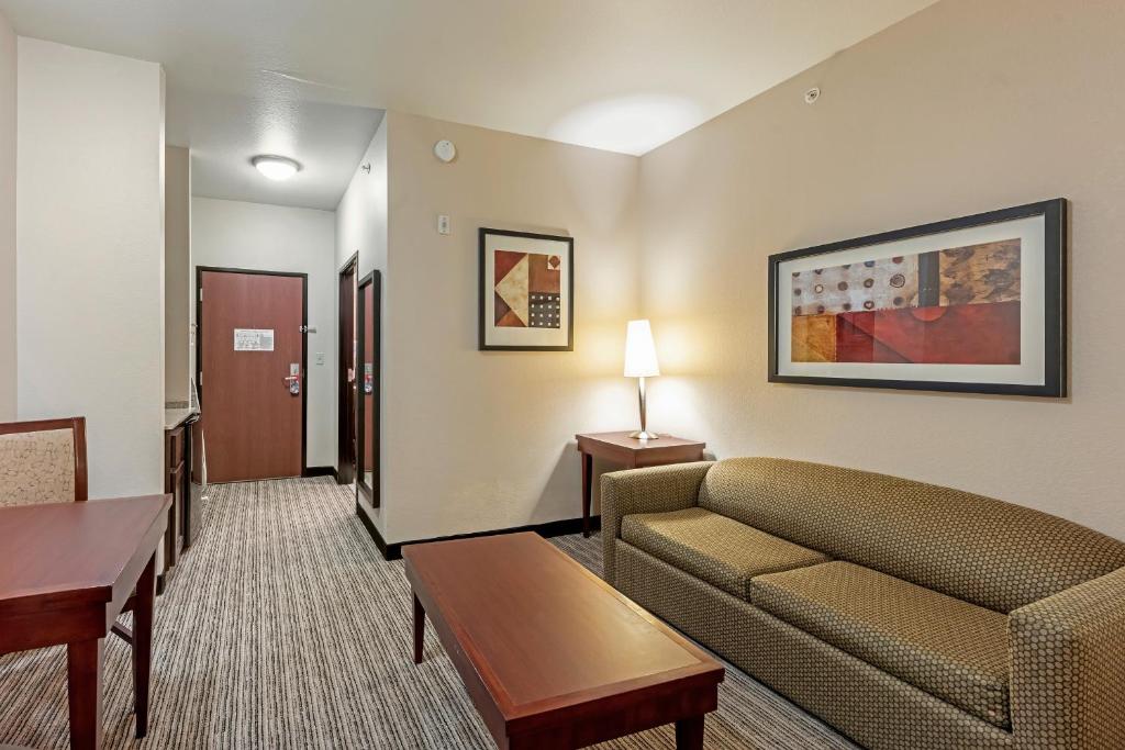 Red Lion Inn & Suites Mineral Wells - image 7