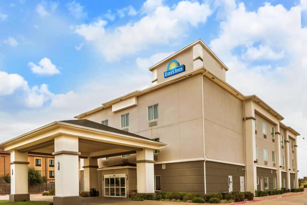 Days Inn & Suites by Wyndham Mineral Wells - main image