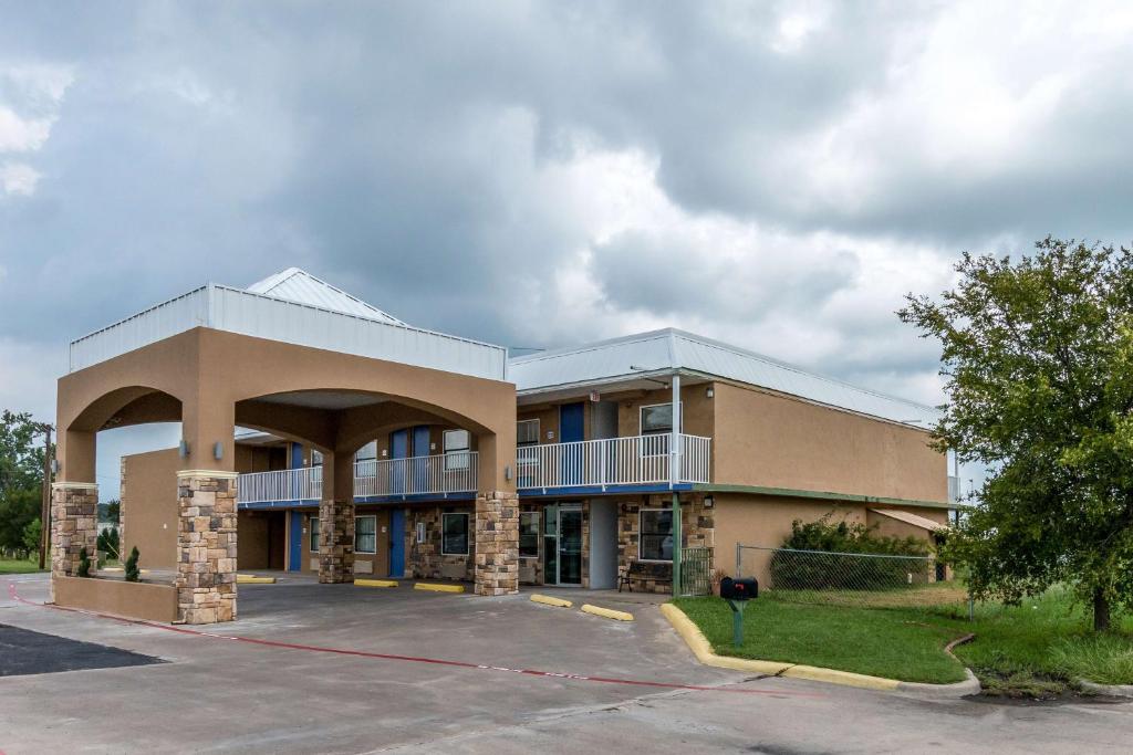 Super 8 by Wyndham Mineral Wells - image 2