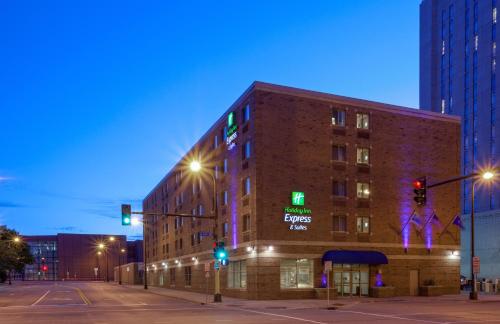 Holiday Inn Express Hotel & Suites Minneapolis-Downtown Convention Center an IHG Hotel - main image