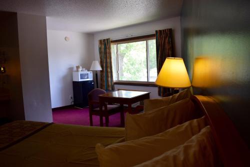 Snelling Motor Inn - image 5