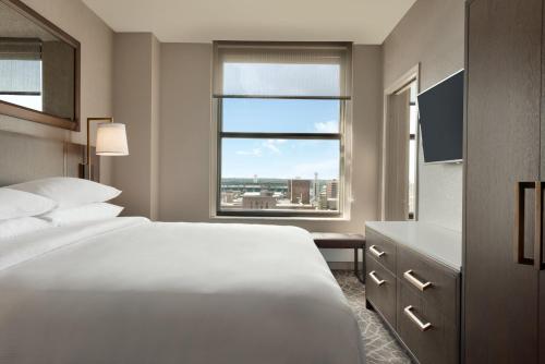 Embassy Suites By Hilton Minneapolis Downtown Hotel - image 3