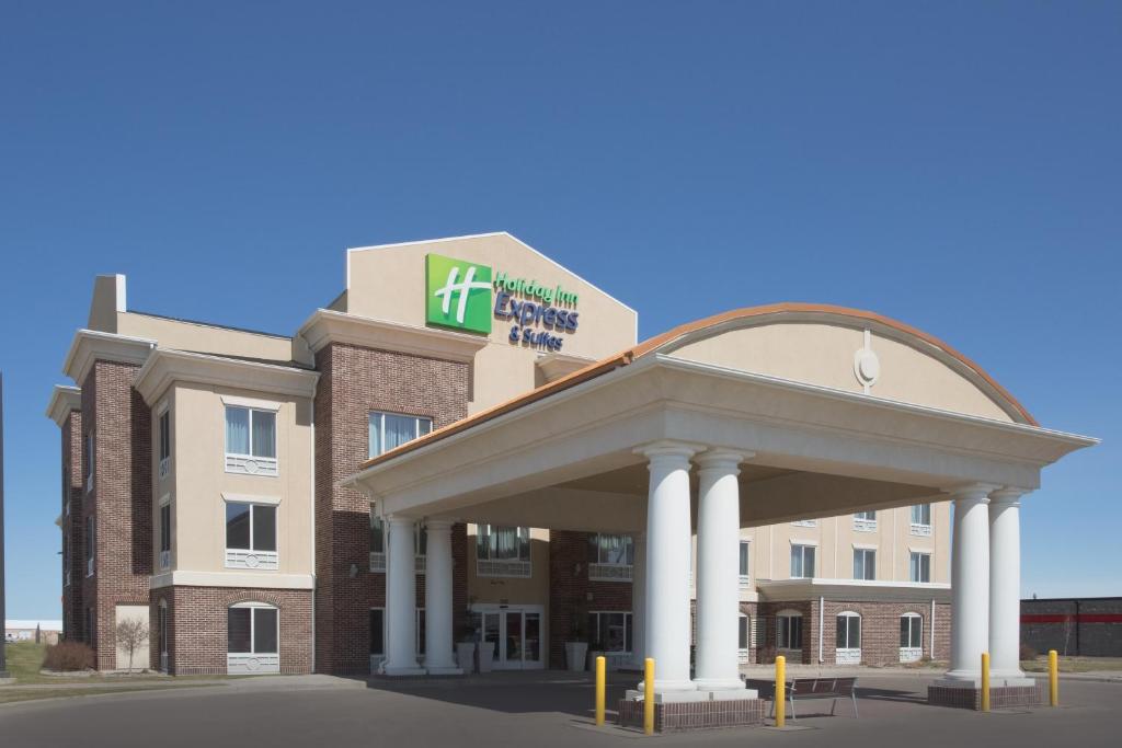 Holiday Inn Express Hotel & Suites Minot South an IHG Hotel - main image