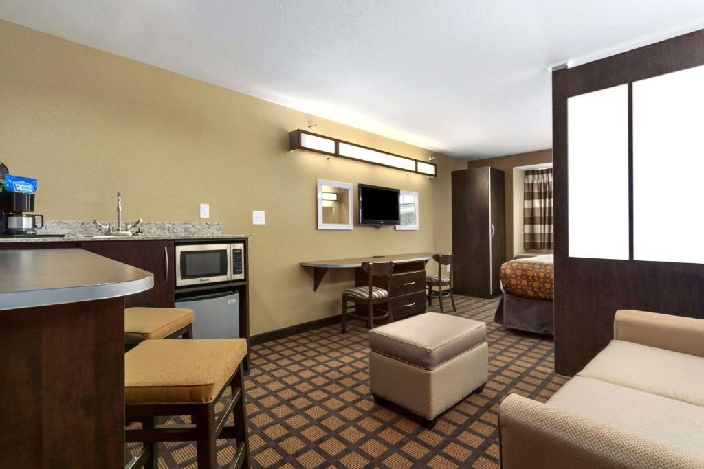 Microtel Inn & Suites by Wyndham Minot - image 4