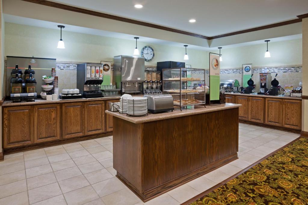 Country Inn & Suites by Radisson Minot ND - image 2