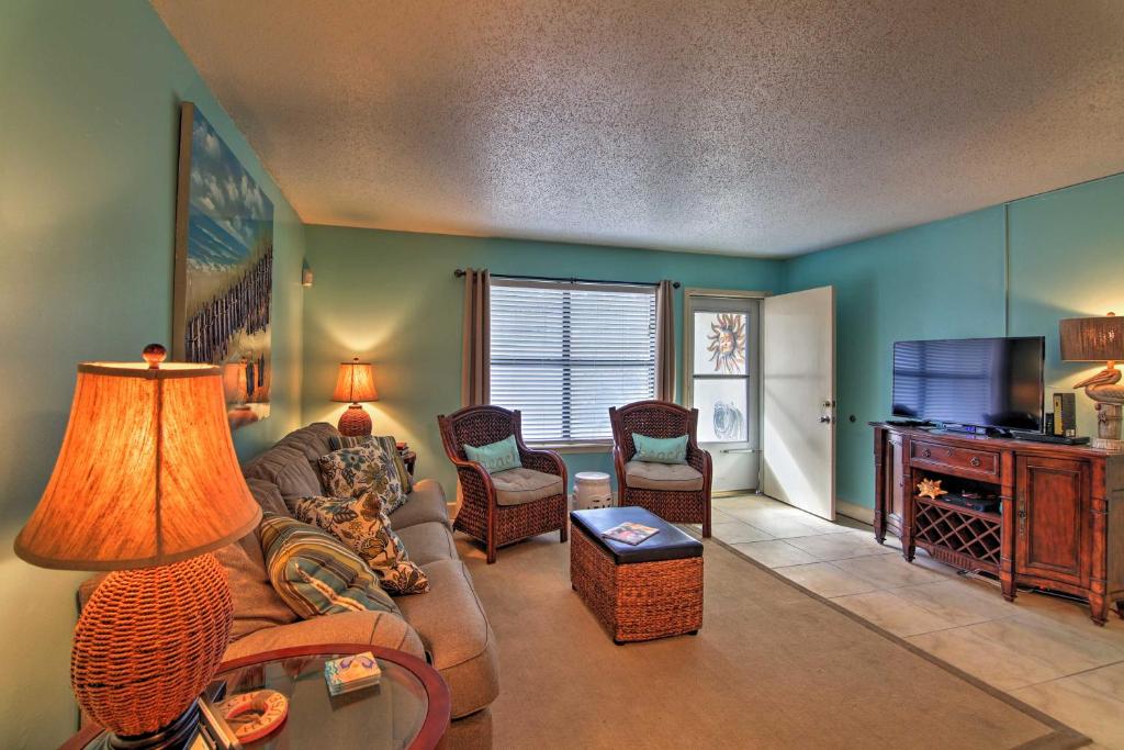 Destin Townhome with Patio - 1 Minute Walk to Beach! - image 2