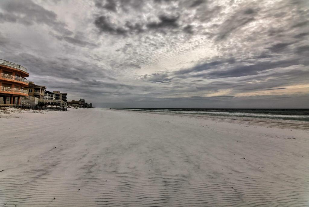 Destin Townhome with Patio - 1 Minute Walk to Beach! - image 3