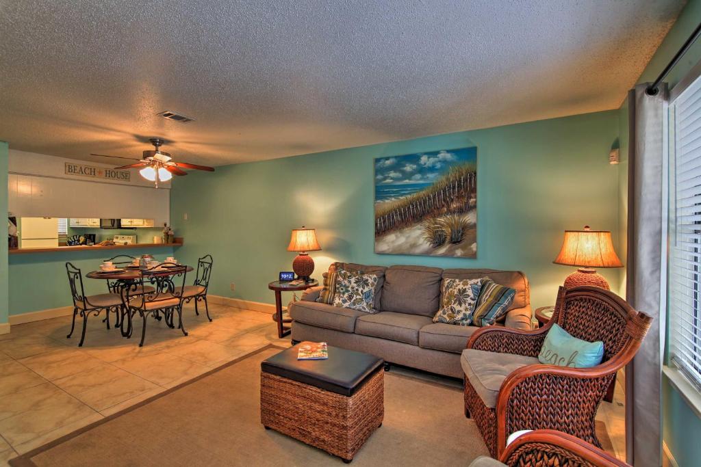 Destin Townhome with Patio - 1 Minute Walk to Beach! - image 5