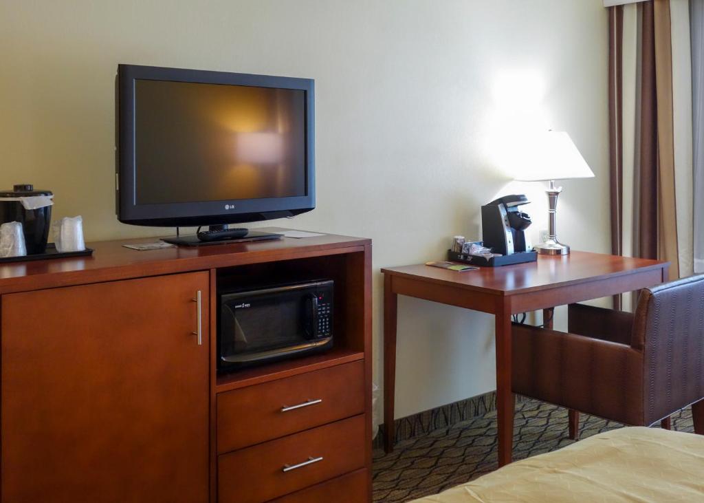 Country Inn & Suites by Radisson Mishawaka IN - image 5