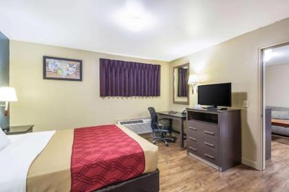 Econo Lodge Inn & Suites I-35 at Shawnee Mission - image 11