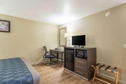 Econo Lodge Inn & Suites I-35 at Shawnee Mission - image 3