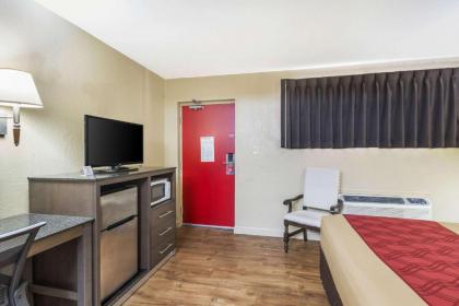 Econo Lodge Inn & Suites I-35 at Shawnee Mission - image 7