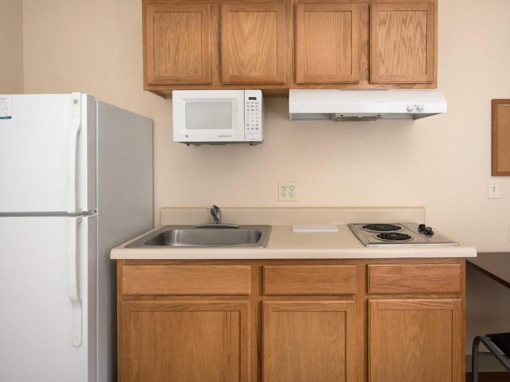 WoodSpring Suites Kansas City Mission - image 6