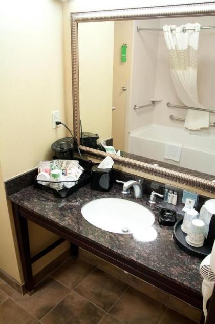 Hampton Inn & Suites Mission - image 4