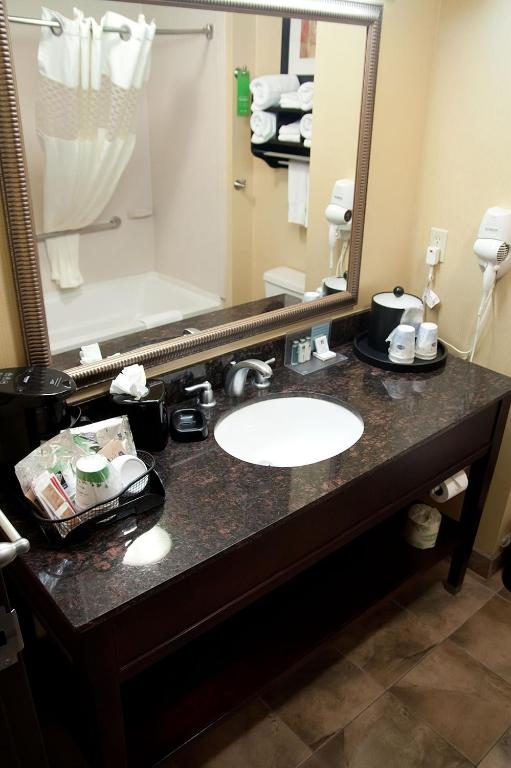 Hampton Inn & Suites Mission - image 7