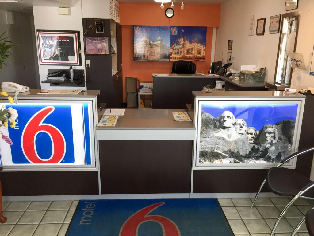 Motel 6-Mitchell SD - image 2