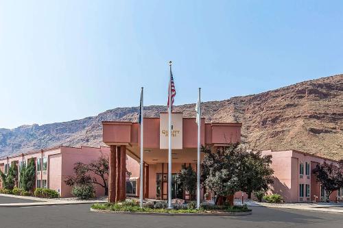 Quality Suites Moab near Arches National Park - main image