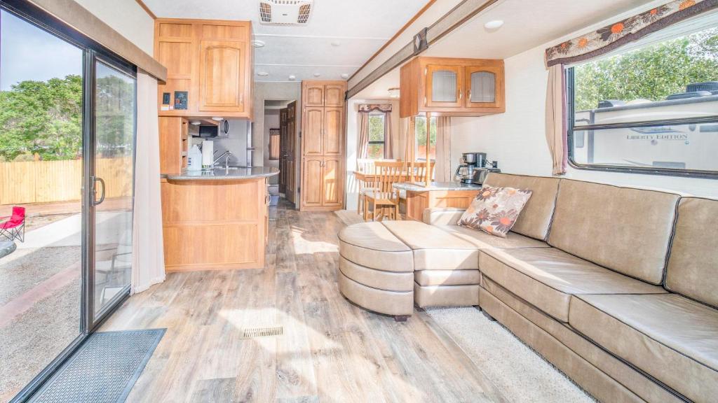 Outdoor Glamping Destination Residence RV OK40 - image 2