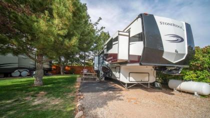 Outdoor Glamping Large 5th Wheel Setup OK4A moab Utah