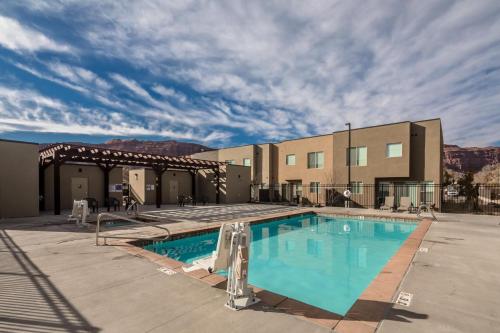 Pet Friendly Flexible 96 Hour Cancellation Free Bikes Poolside Home - Entrada 425 - image 2