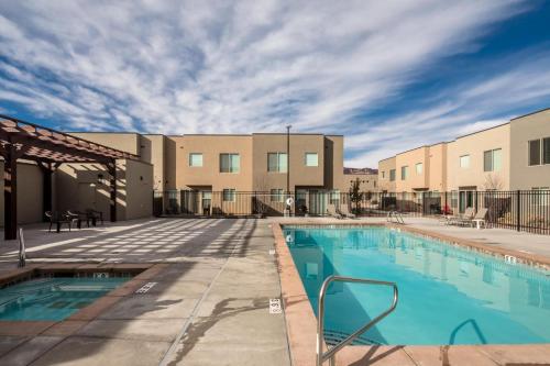 Pet Friendly Flexible 96 Hour Cancellation Free Bikes Poolside Home - Entrada 425 - image 3