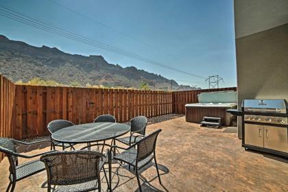 Moab Townhome with Hot Tub and Patio - Near Arches - image 4