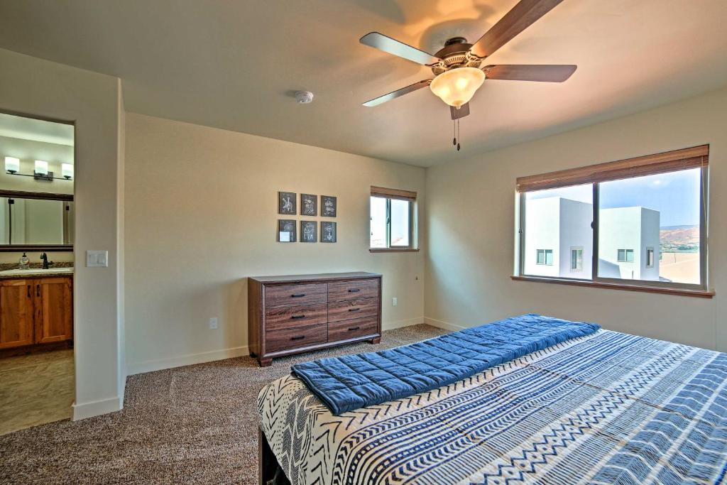 Moab Townhome with Hot Tub and Patio - Near Arches - image 5