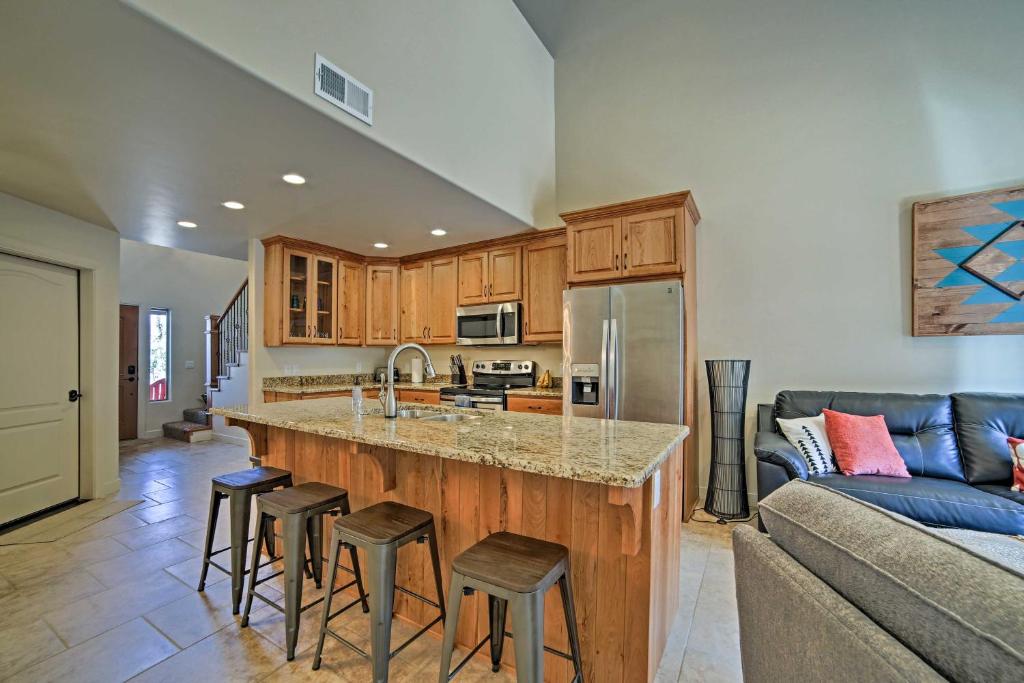 Moab Townhome with Hot Tub and Patio - Near Arches - image 7