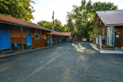 Lodge 1 - Downtown location. Studio with shared hot tub. Minutes to Arches N.P. - image 9