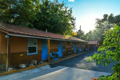 Lodge 4 - Downtown location. Studio with shared hot tub. Minutes to Arches N.P. - image 2