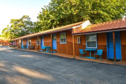 Lodge 6 - Downtown location. Studio with shared hot tub. Minutes to Arches N.P. - image 13