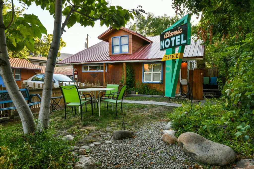 Lodge 6 - Downtown location. Studio with shared hot tub. Minutes to Arches N.P. - image 7