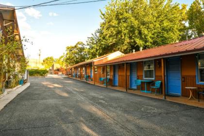 Lodge 2 - Downtown location. Studio with shared hot tub. Minutes to Arches N.P. - image 9