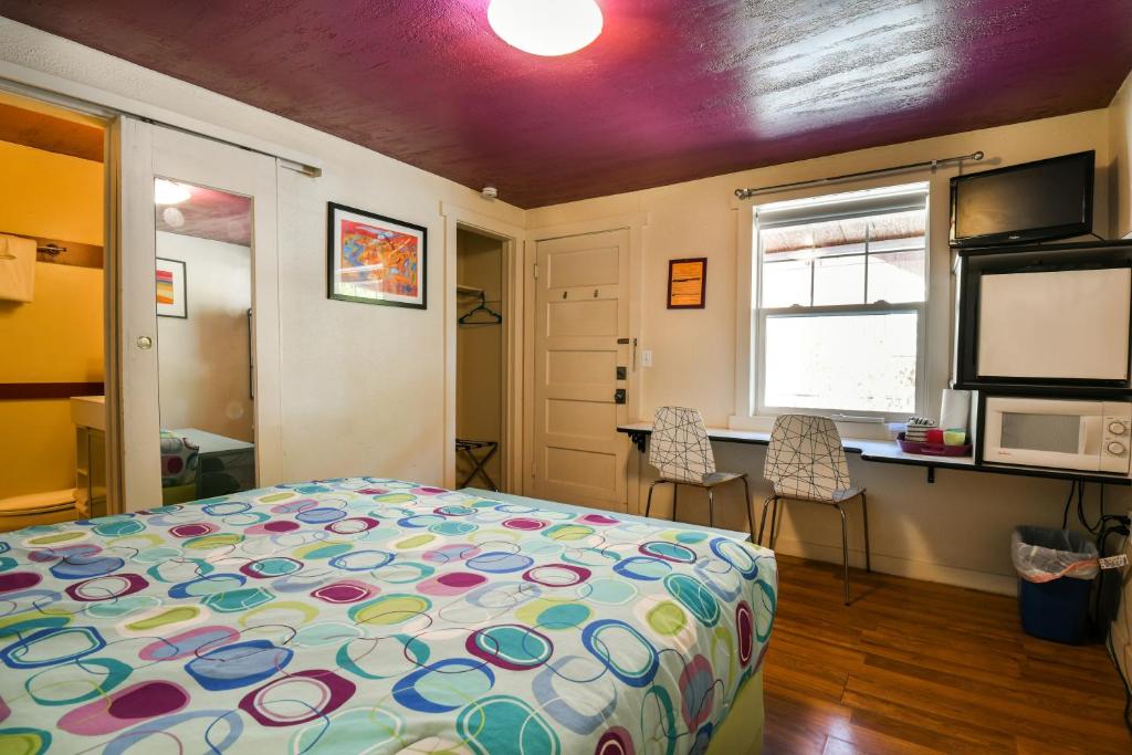 Lodge 5 - Downtown location. Studio with shared hot tub. Minutes to Arches N.P. - image 7